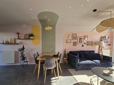 Salon complet par Emilie Leparoux - harmonie des couleurs et décoration murale