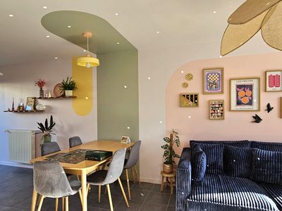 Salon décoré par Emilie Leparoux - coin repas avec arche verte et touches jaunes