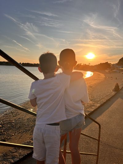 Fouesnant, été 2026 : mes deux enfants de dos face au coucher de soleil sur la plage