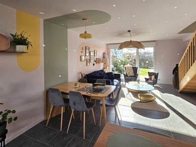 Vue d'ensemble du salon décoré par Emilie Leparoux - lumière naturelle et couleurs harmonieuses